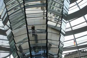 In der verspiegelten Bundestagskuppelgeht es hinauf zur Dachterasse.